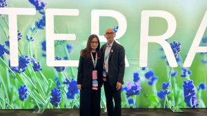 Terry Zhou校长与John荣膺&ldquo;钻石领袖&rdquo;荣耀,非凡卓越芳疗学院闪耀2025 dōTERRA年会盛典