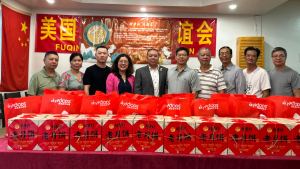高娓娓:美国福清同乡会举行&quot;迎中秋 庆国庆&quot;活动,向耆老乡亲发放中秋礼品